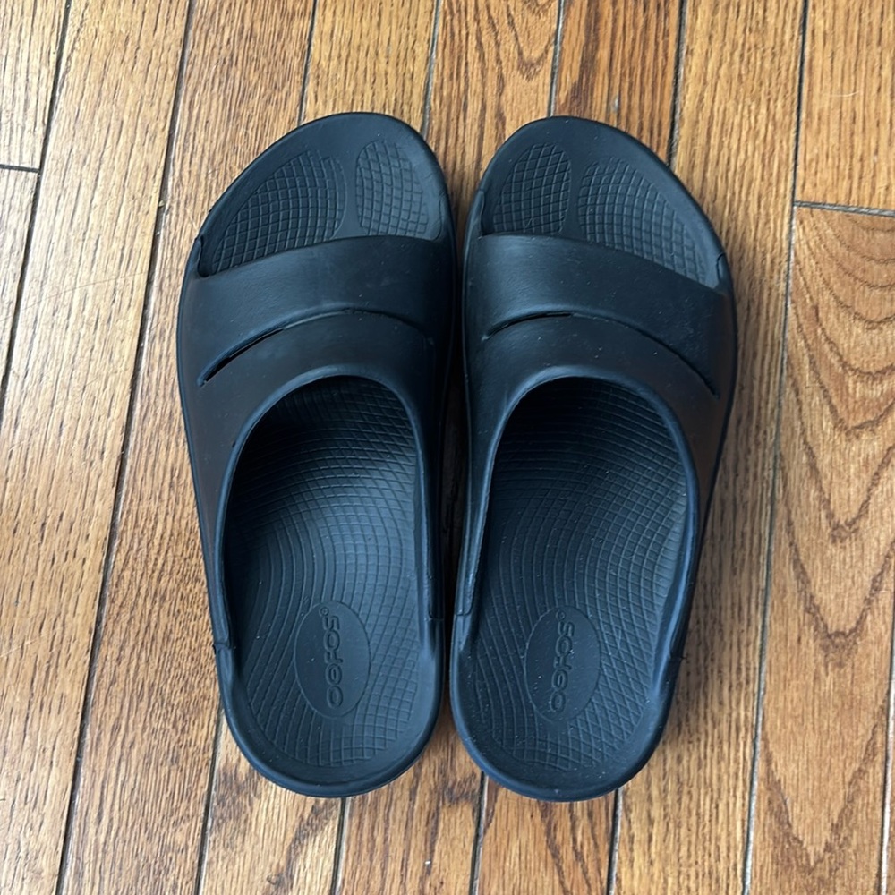OOFOS OOAHH SLIDE SANDAL - BLACK. Size 8 MENS